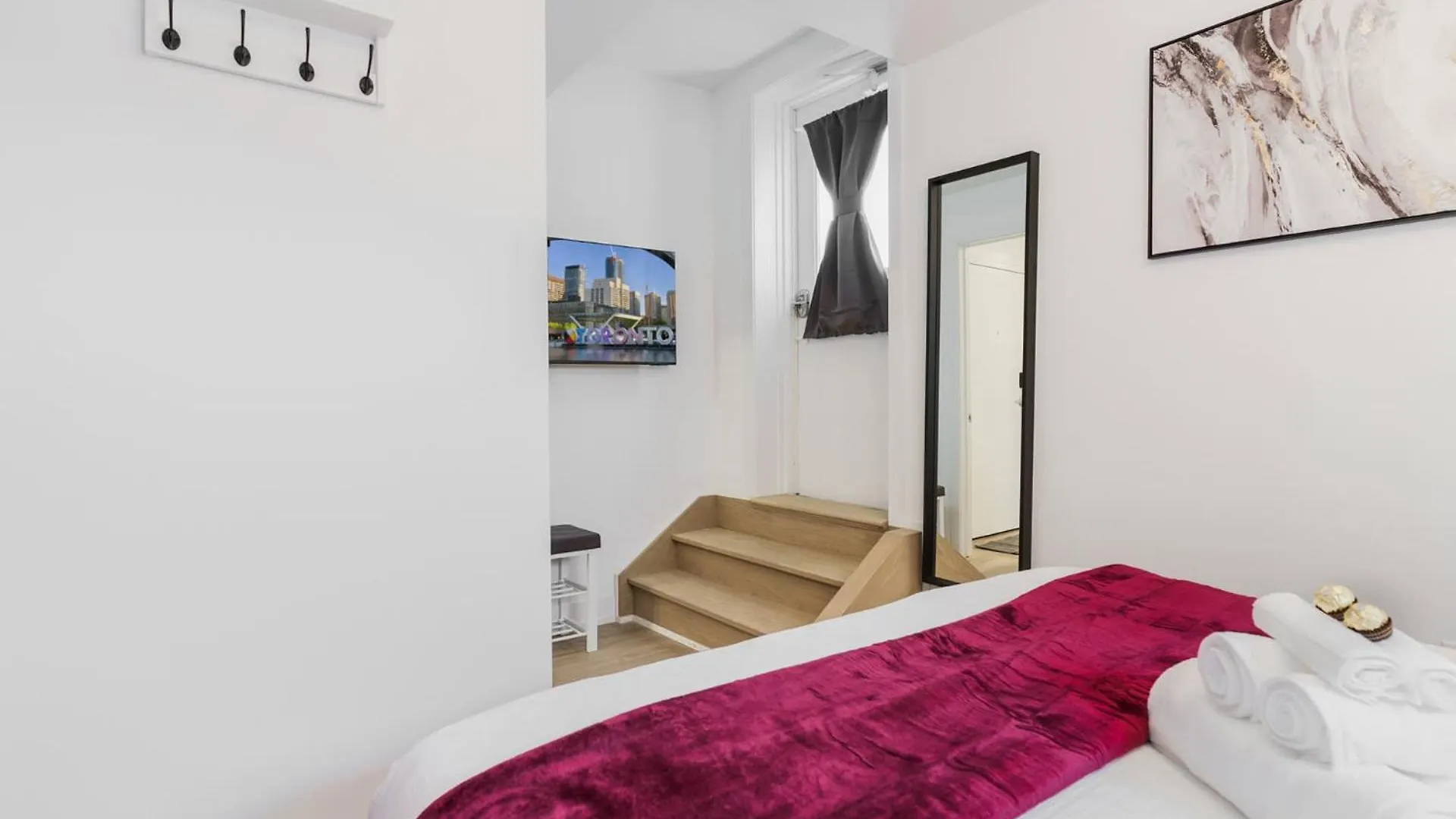 Spacious 3Br Suite For 10 W Patio Heart Of Toronto Canada